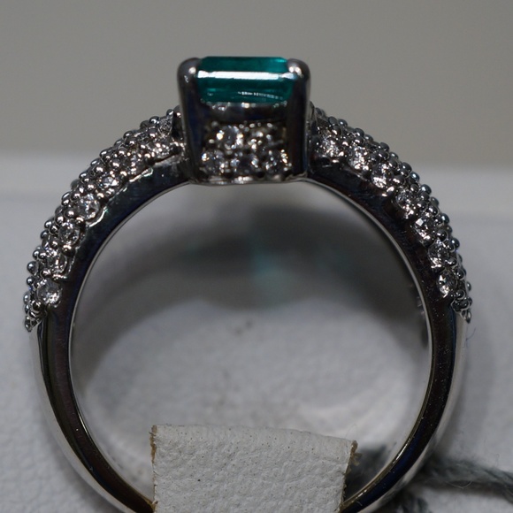 14KW gold Colombian emerald and diamond ring - Picture 5 of 8